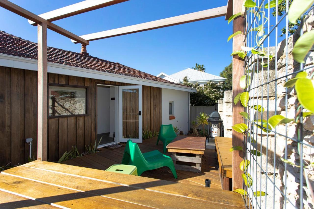 Dingo At White Gum Lodge Fremantle Exterior photo
